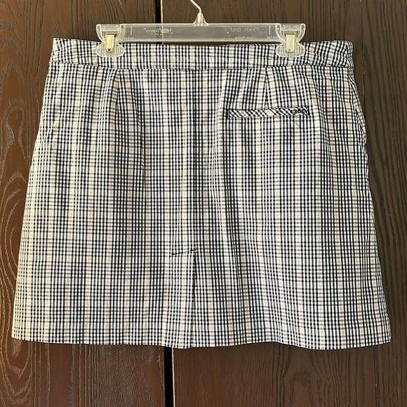 Izod of stretch black/ white/beige plaid skorts with black undershorts. Size 10. - Picture 6 of 11